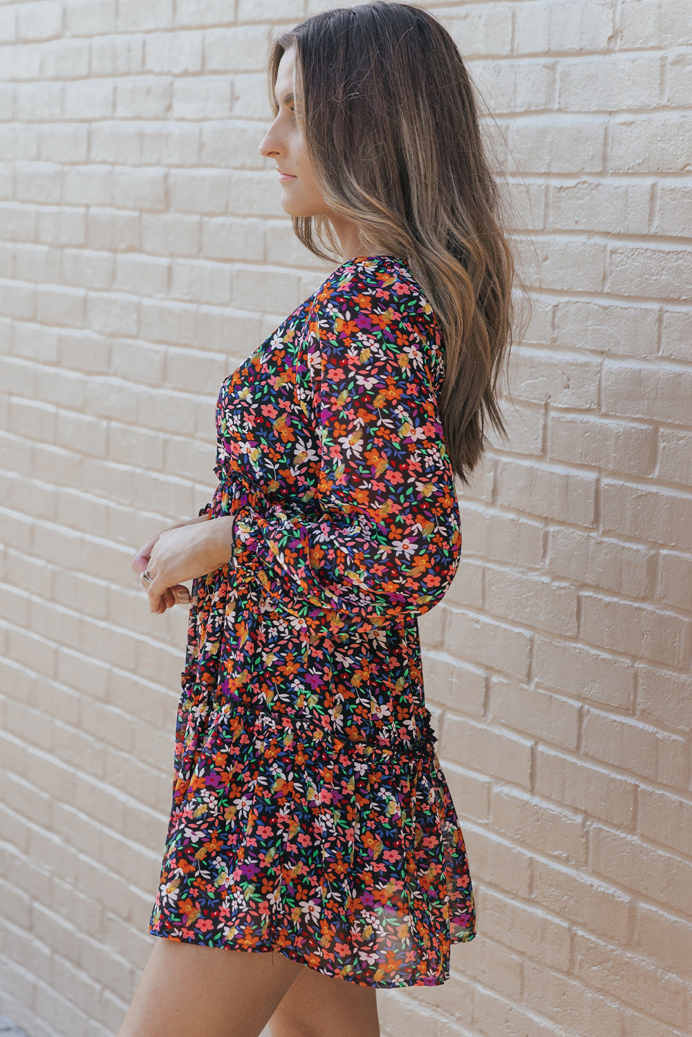 Langärmeliges kleid mit blumenmuster und v-ausschnitt