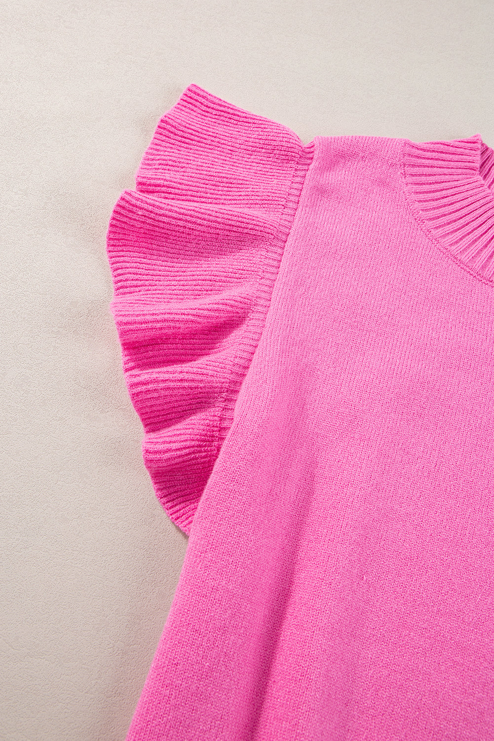 Bonbon gerippter mock neck pullover mit kurzen ärmeln und rüschen