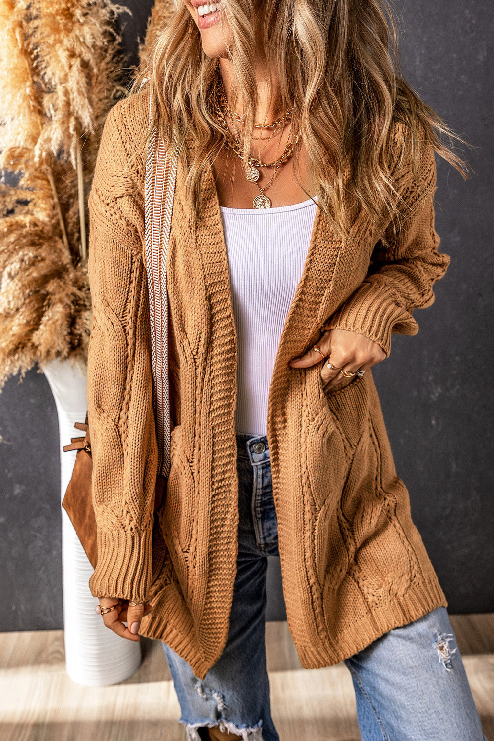 Khakifarbene strickjacke mit geripptem ösenbesatz