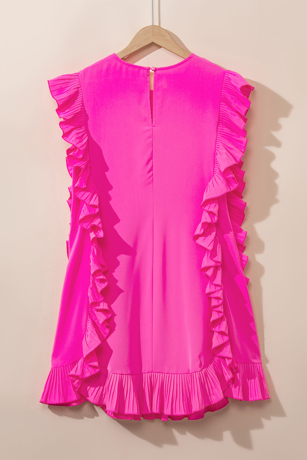 Leuchtend pinkes, unifarbenes Minikleid mit gerüschtem Rand und Schlüsselloch im Rücken