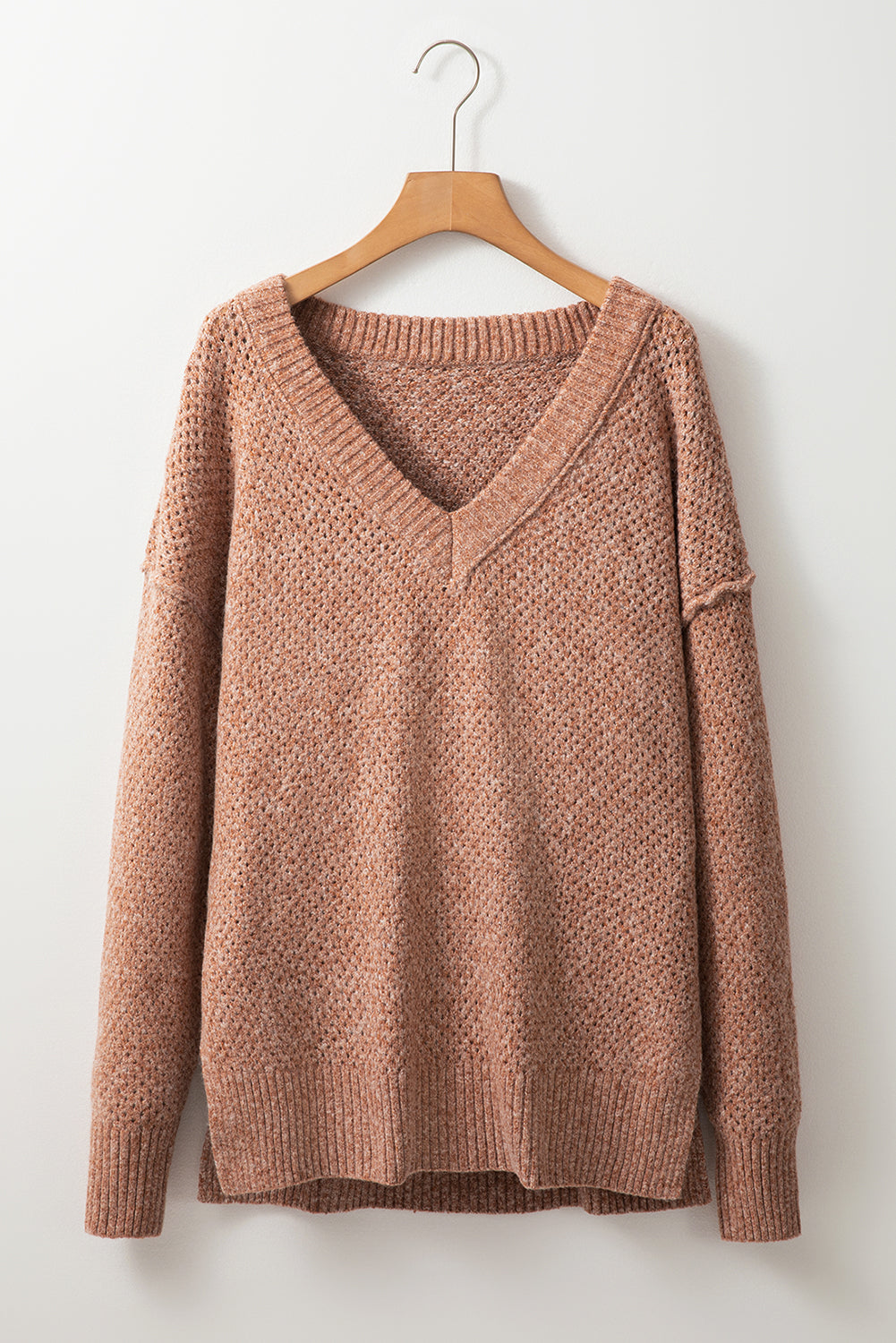 Dunkelbrauner lockerer pullover mit v-ausschnitt und tropfenschulter