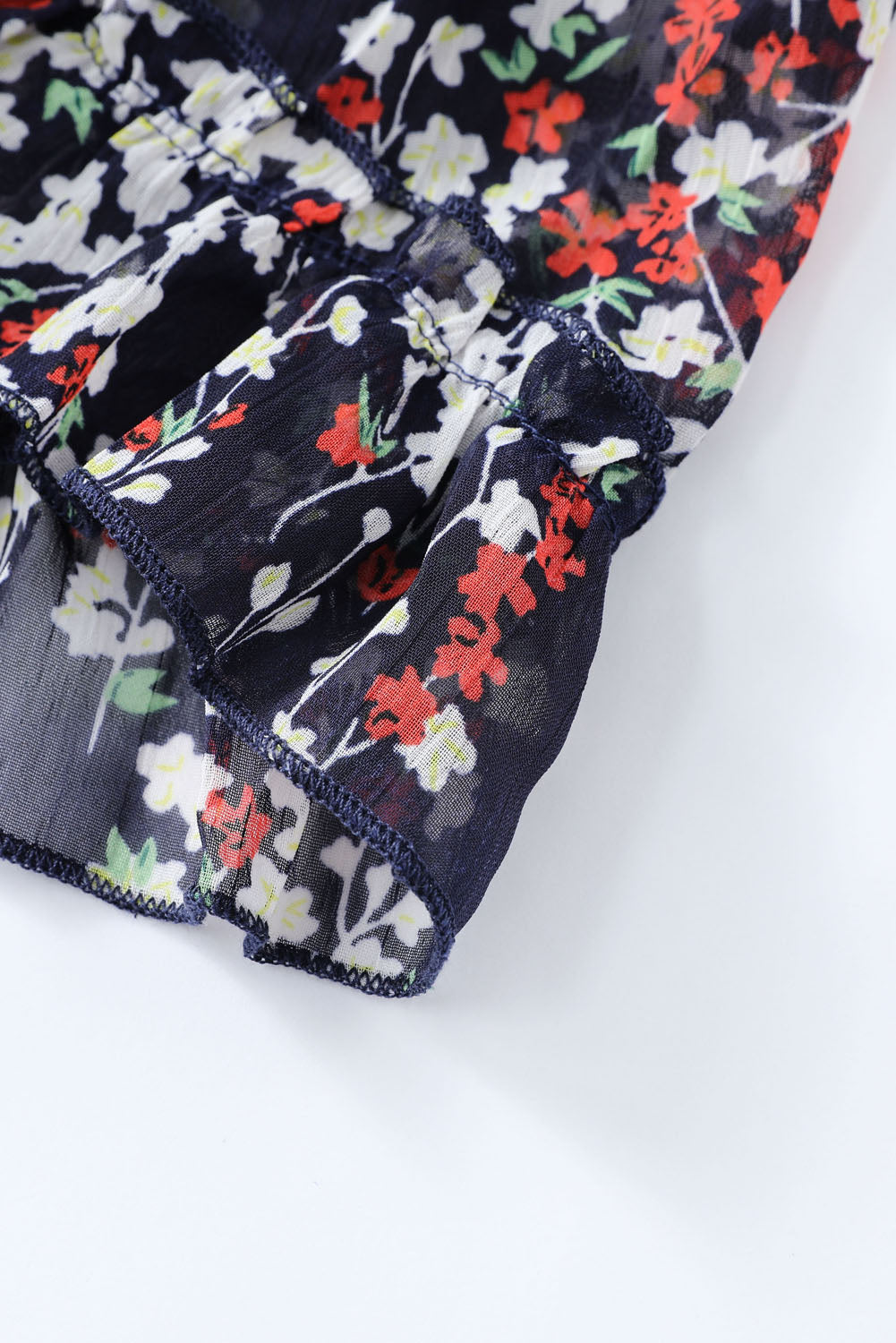 Blaues kleid mit rüschenbesatz und offenem rücken mit blumenmuster
