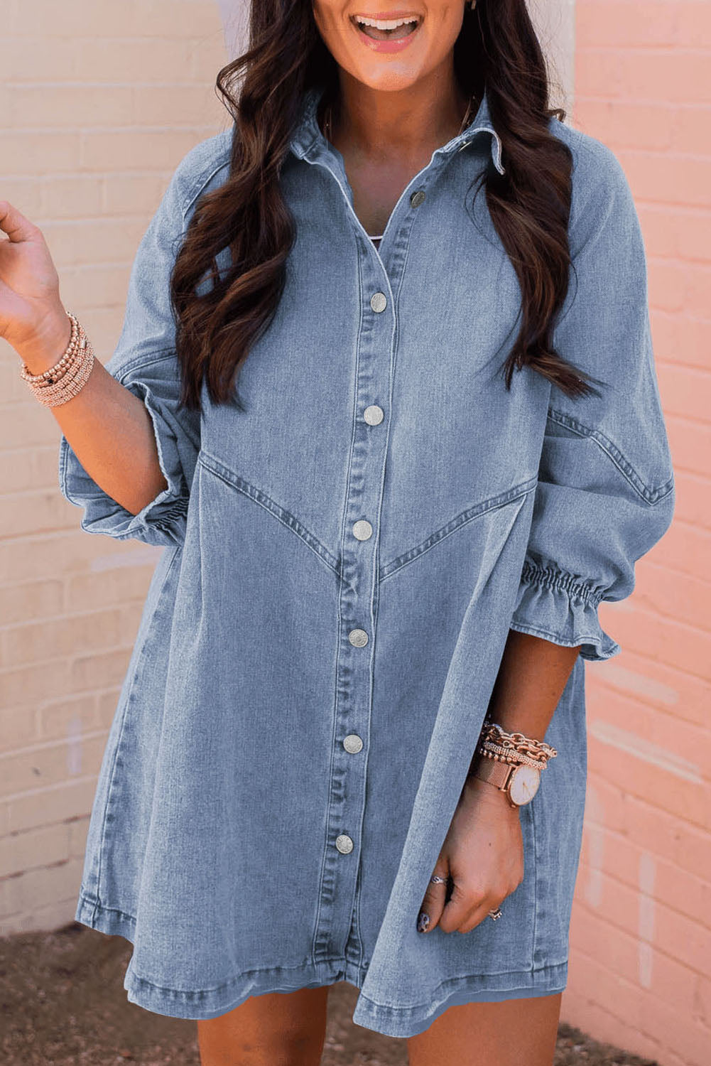 Hemelse blauwe denim mini-jurk met lange mouwen met knopen