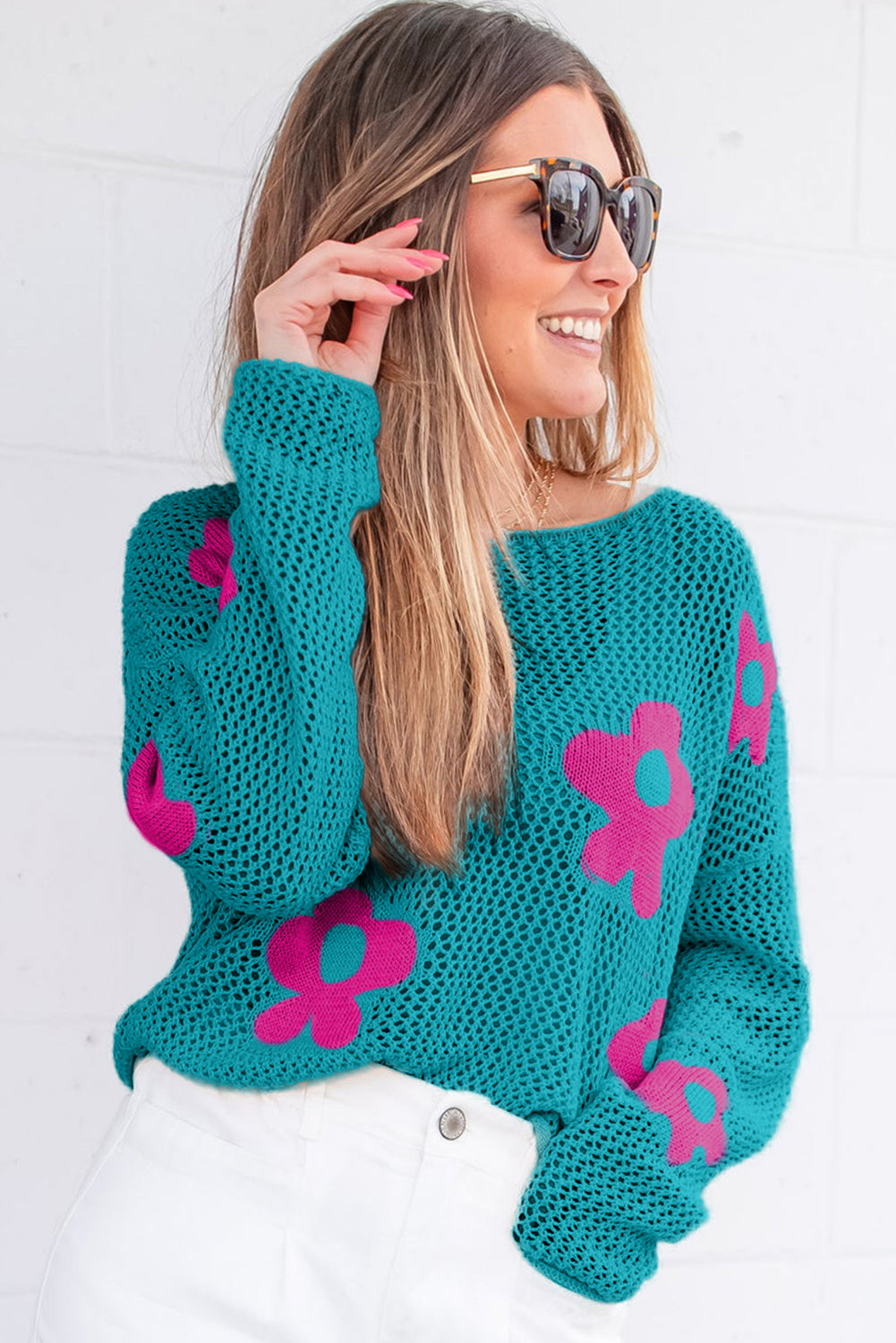 Meergrüner pullover mit großer blume und hohlen schultern aus strick