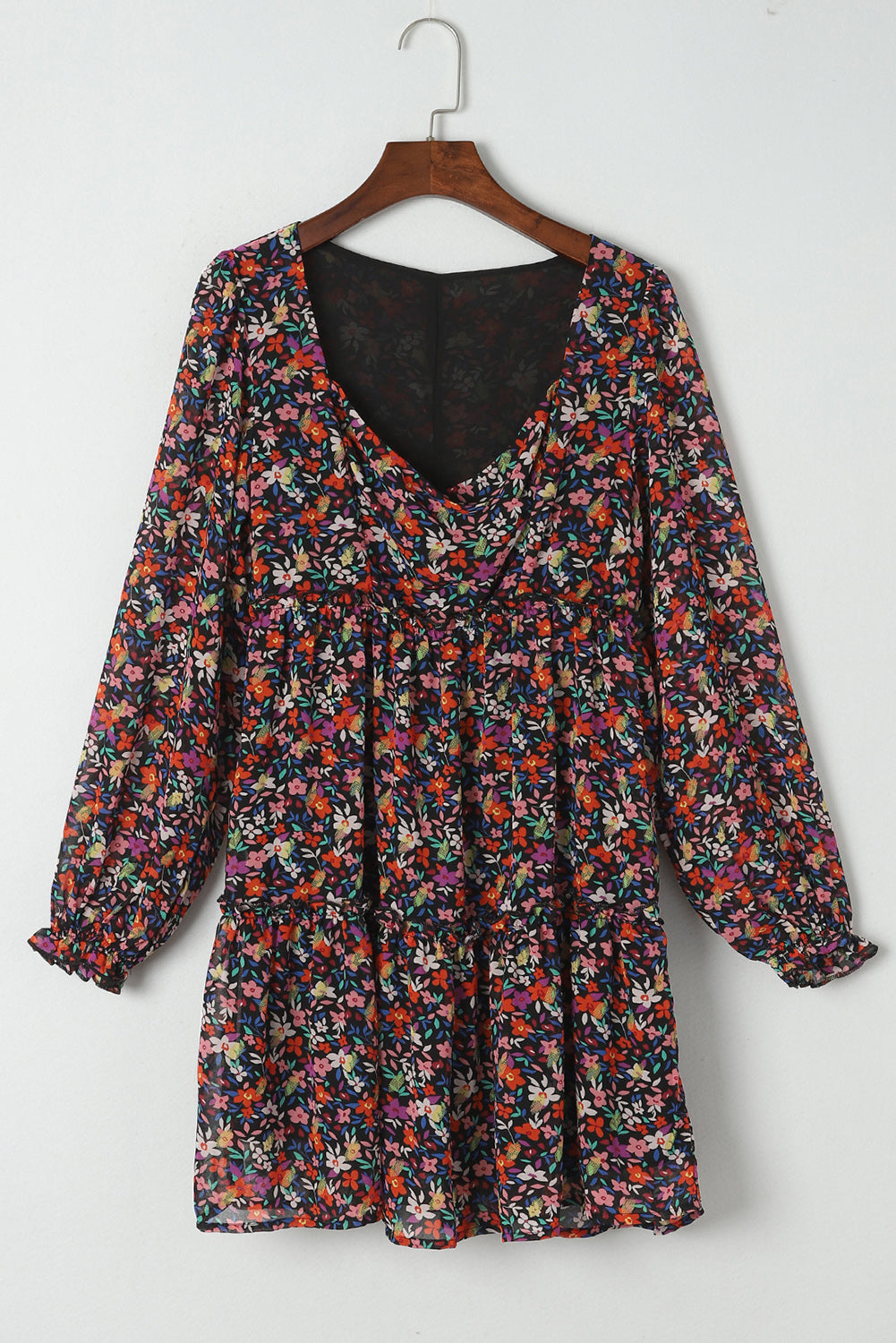Langärmeliges kleid mit blumenmuster und v-ausschnitt