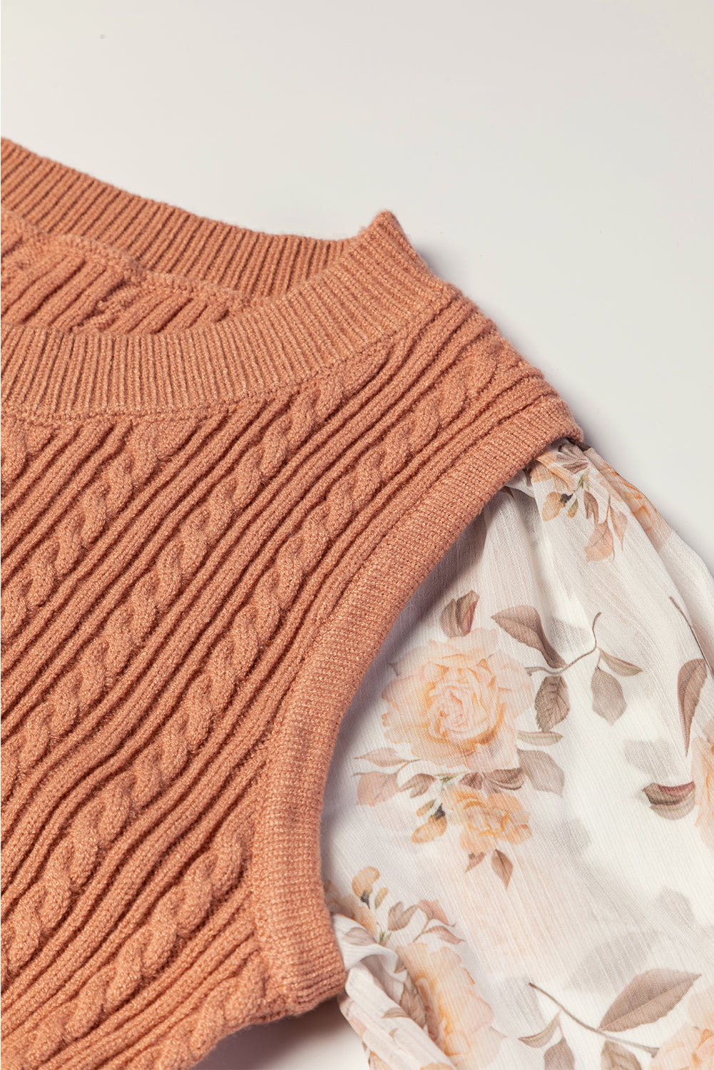 Goldener floraler patchwork-pullover mit gerüschter manschette und kabelstrick