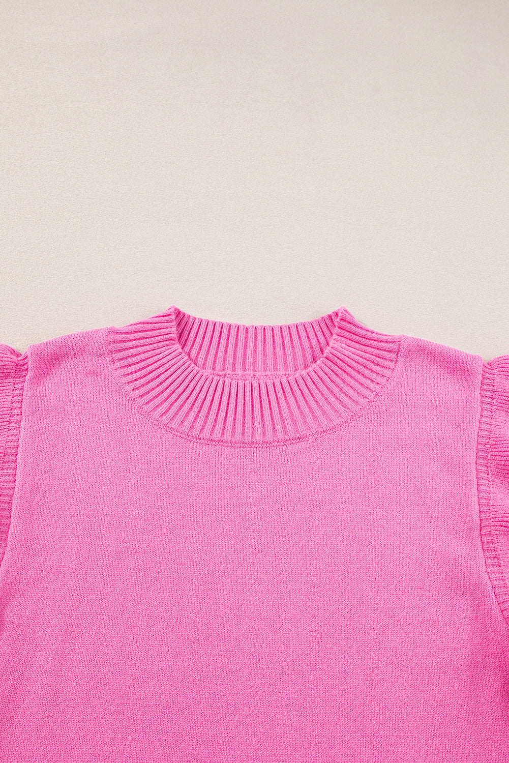 Bonbon gerippter mock neck pullover mit kurzen ärmeln und rüschen