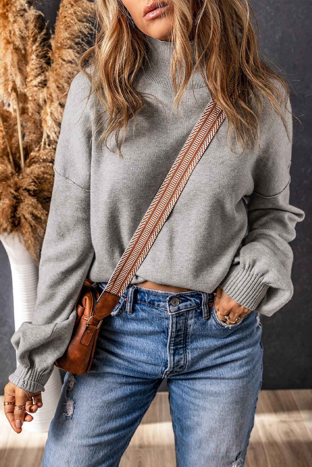 Grauer rollkragenpullover mit hängenden schultern und bubble sleeve strickpullover