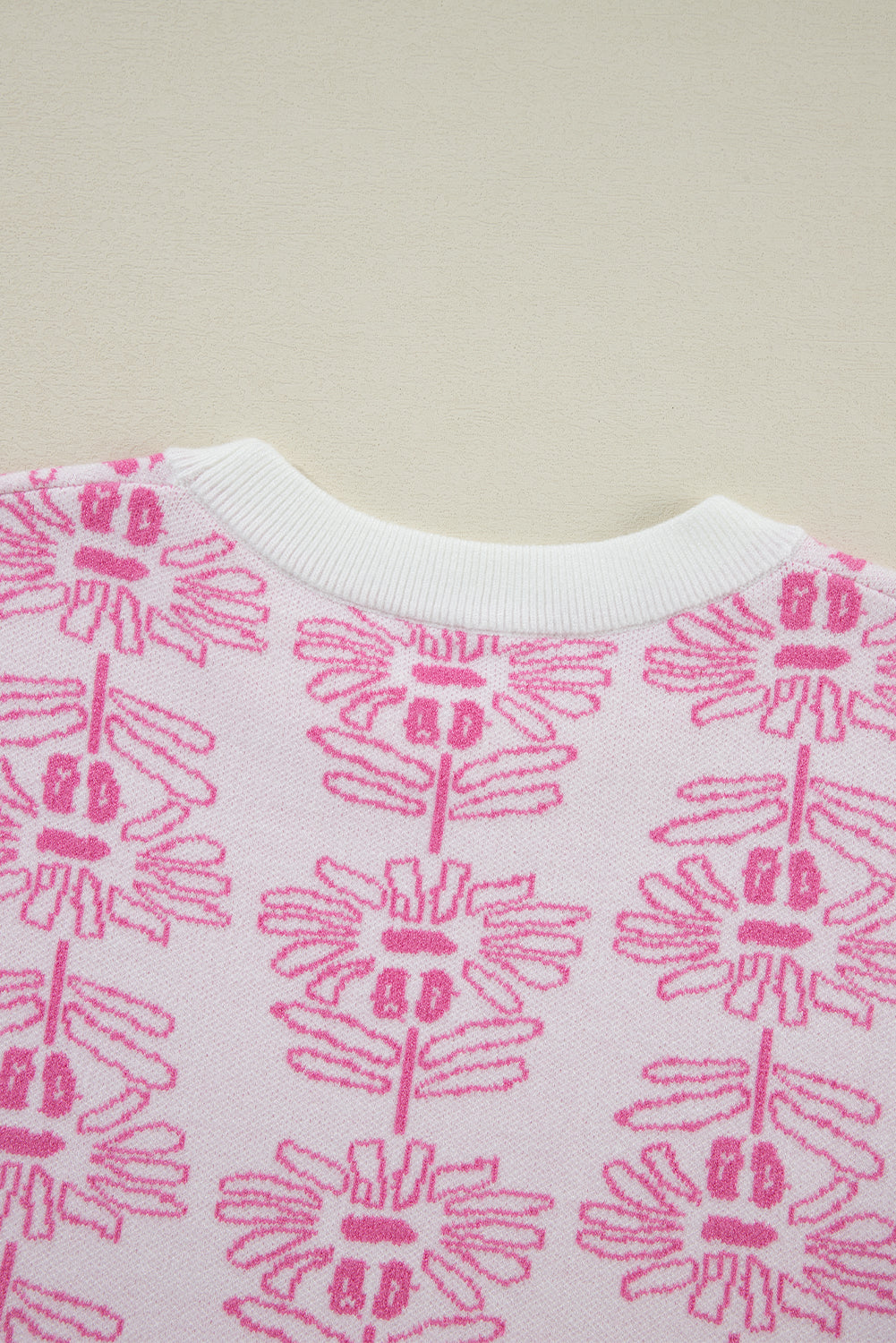 Weißer pullover mit blumenmuster und gerafften kurzen ärmeln