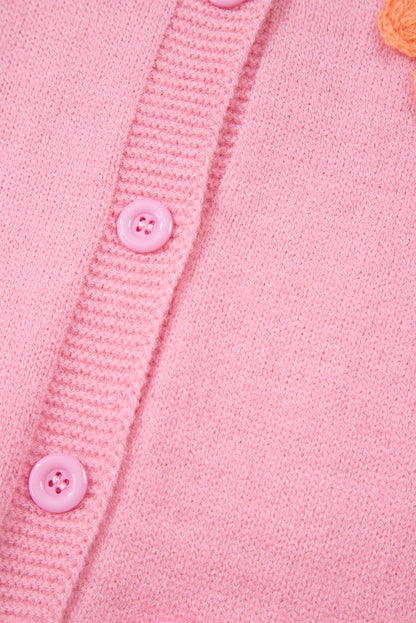 Rosa niedliche strickjacke mit blumenmuster und knopfleiste