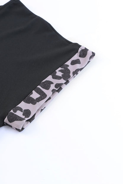 Schwarzes kontrastfarbiges leoparden-t-shirt-kleid mit kurzen ärmeln und schlitzen