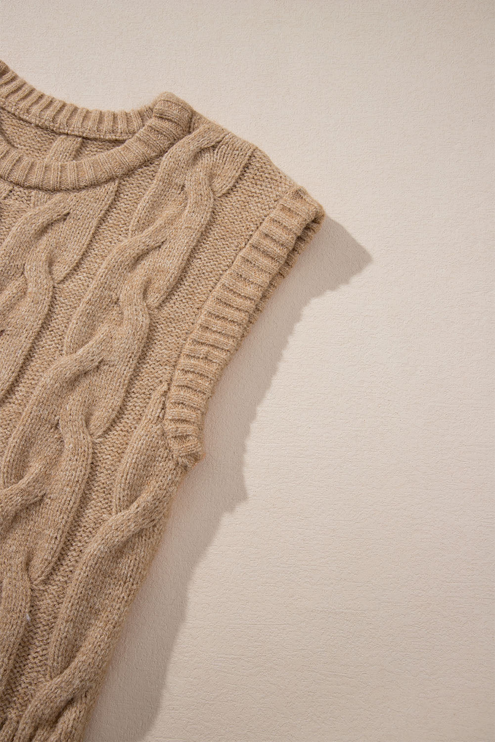 Light french beige zopfstrickpullover mit langen ärmeln