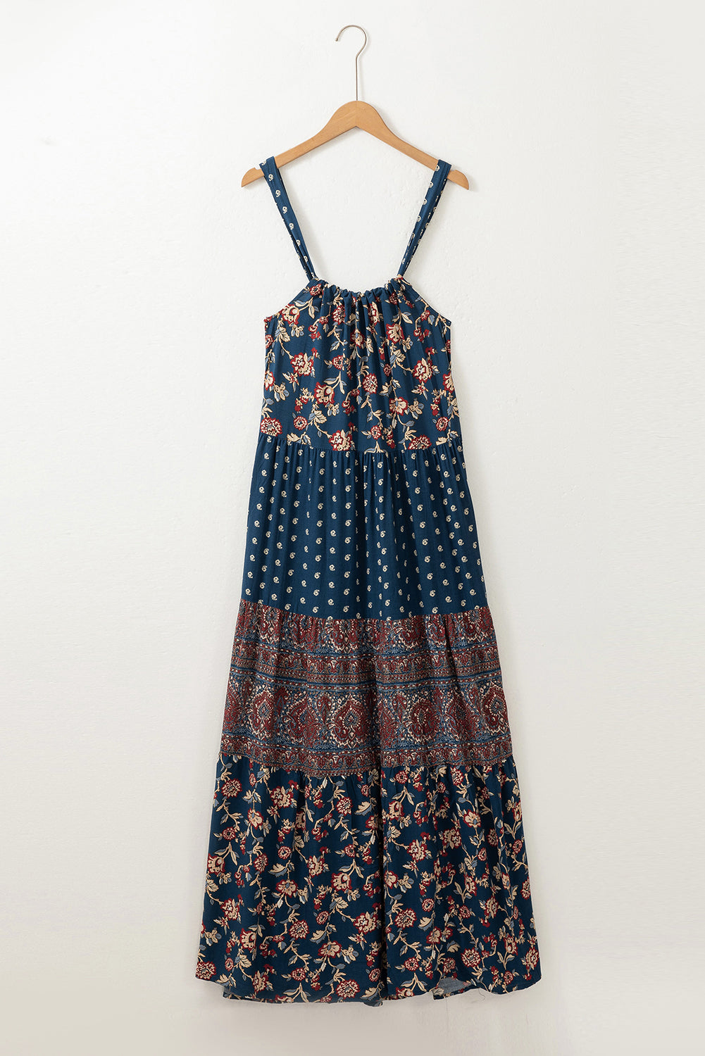 Blauwe mouwloze maxi-jurk in boho-stijl met bloemendecoratie