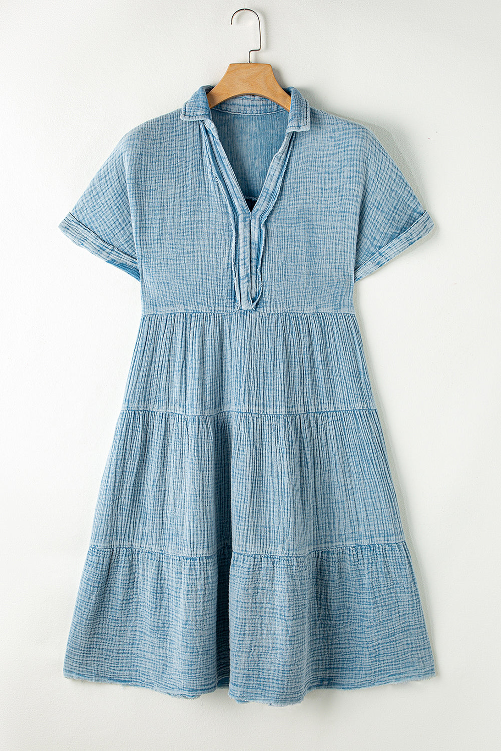 Beau blue mineral wash crinkle kleid mit geteiltem halsausschnitt und gestreiftem saum