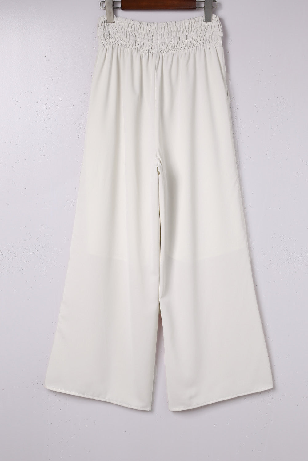 Beige gesmokte hose mit hoher taille und weitem bein