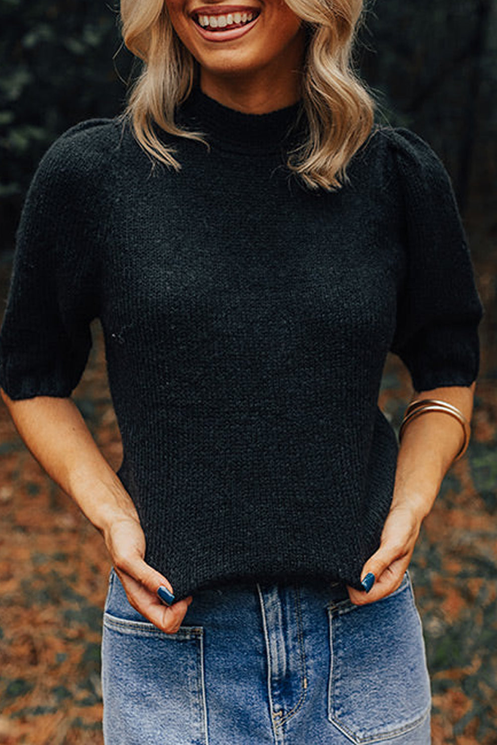 Schwarzer kurzarm-strickpullover mit geknotetem schlüsselloch im nacken