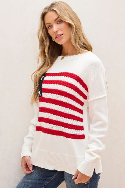 Weißer pullover mit amerikanischer flagge und gestrickten schultern