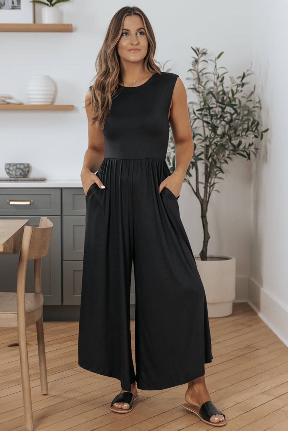 Zwarte jumpsuit met een wijde poot en open terug