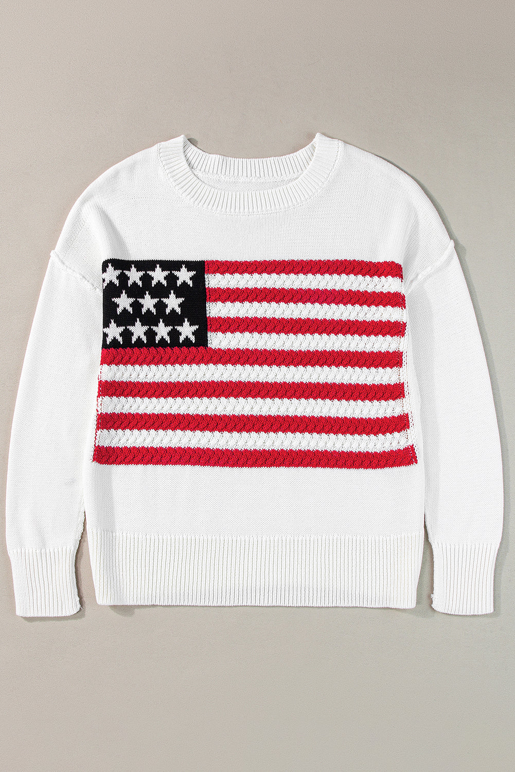 Weißer pullover mit amerikanischer flagge und gestrickten schultern