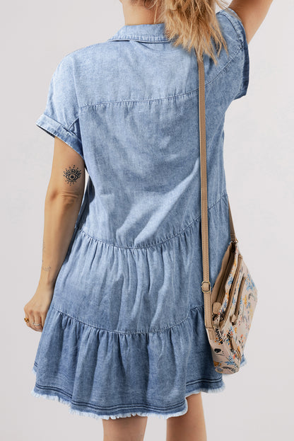 Beau blue acid wash v-ausschnitt gestuftes denim-kleid