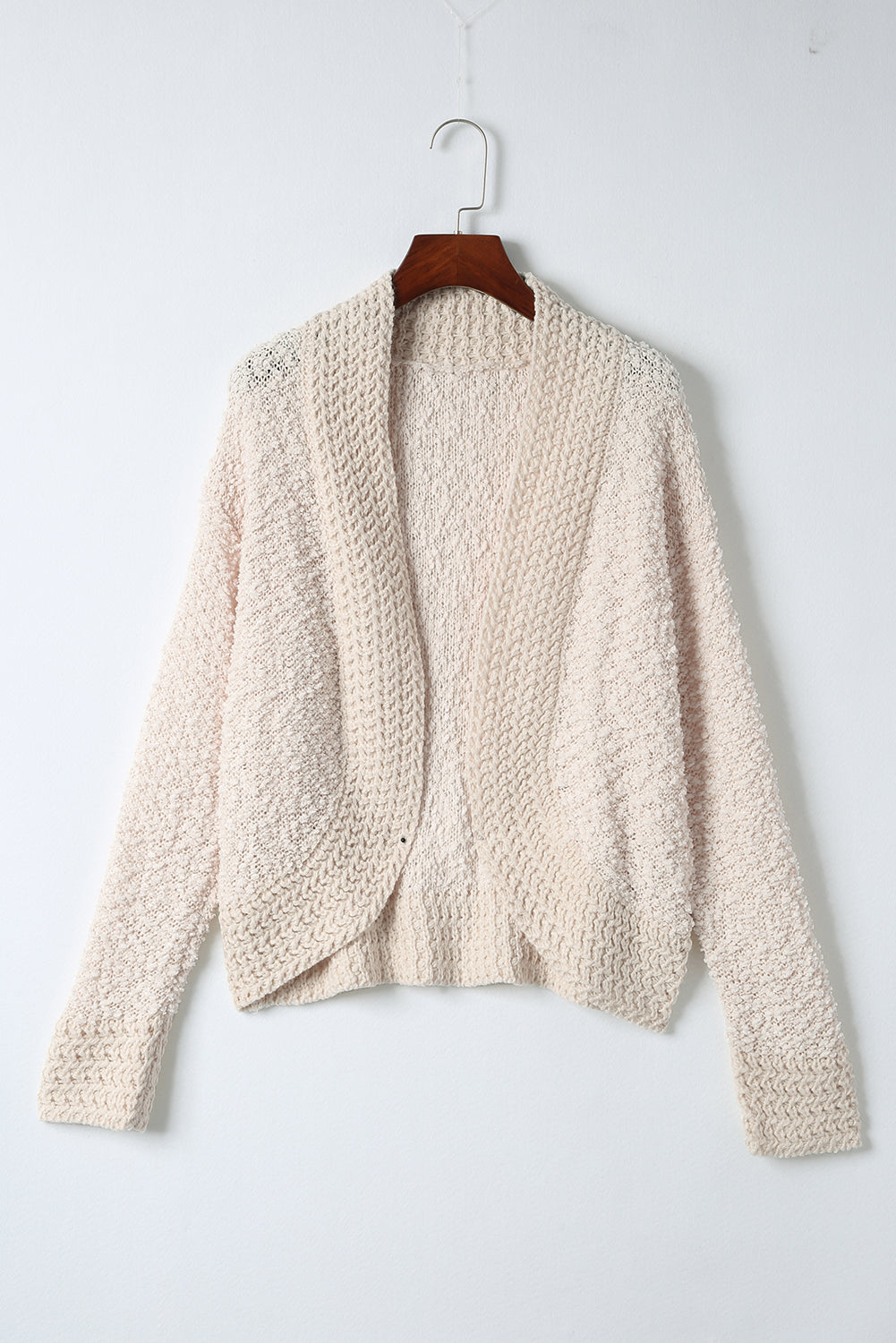 Aprikosenfarbener popcorn-strickcardigan mit offener vorderseite