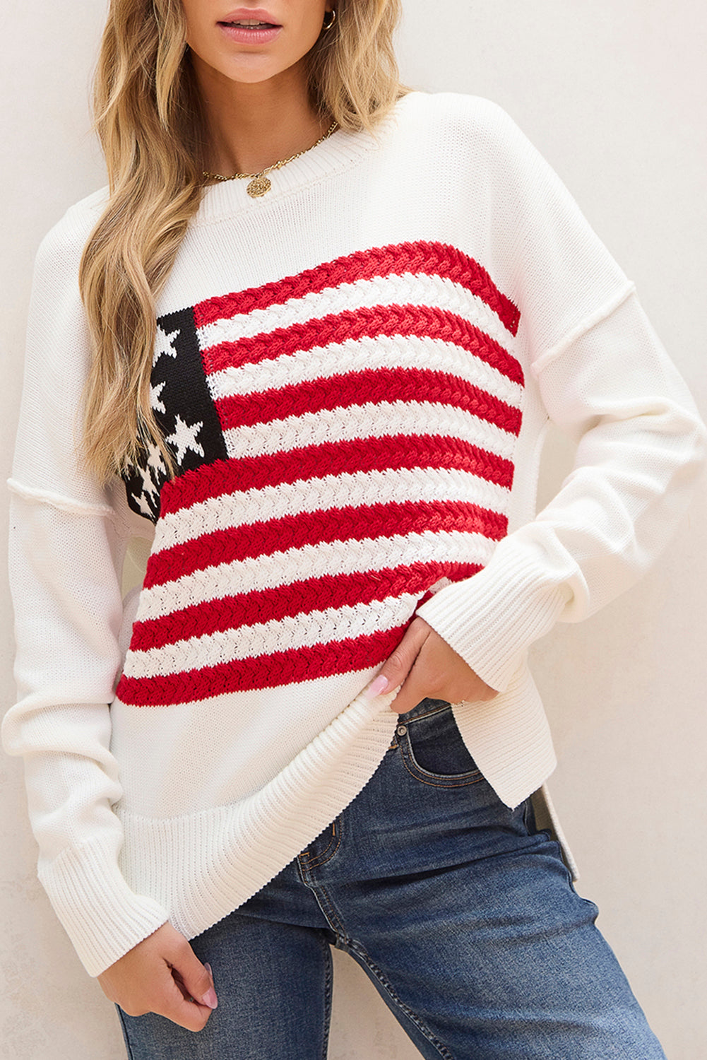 Weißer pullover mit amerikanischer flagge und gestrickten schultern