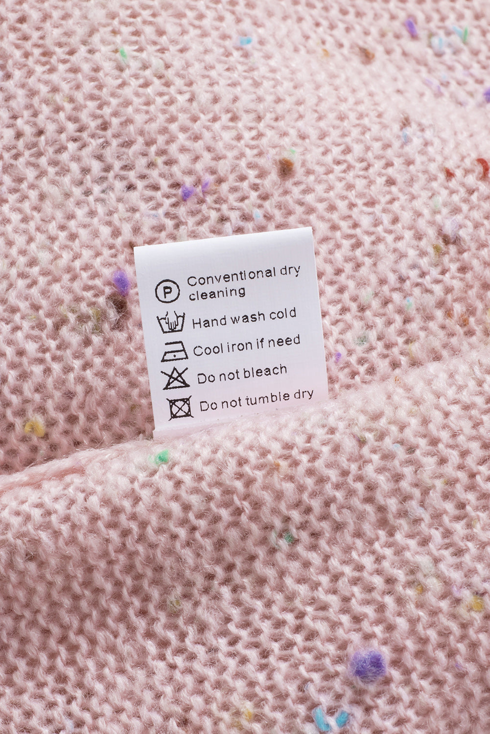 Rosa pullover mit pilling-detail und gemusterten ärmeln