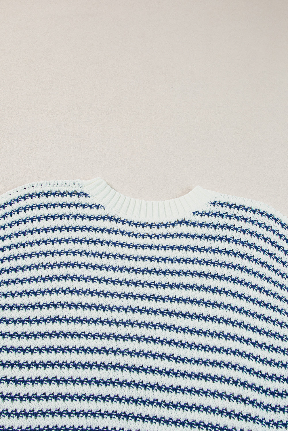 Blauer streifen mit rippstrick-besatz locker gestrickter pullover weste