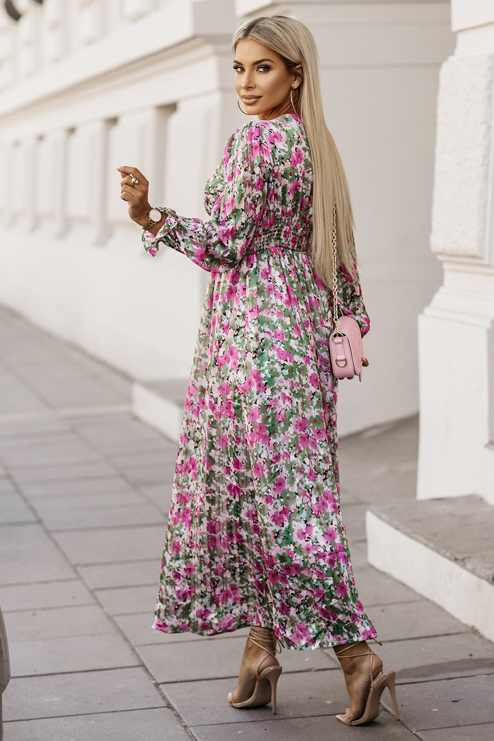 Grünes maxikleid mit blumenmuster und tiefem v-ausschnitt mit geraffter taille