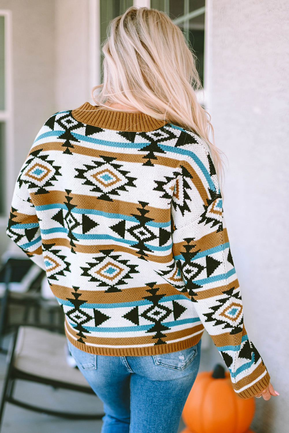 Brauner aztekisch gestreifter strickpullover mit rippstrickbesatz