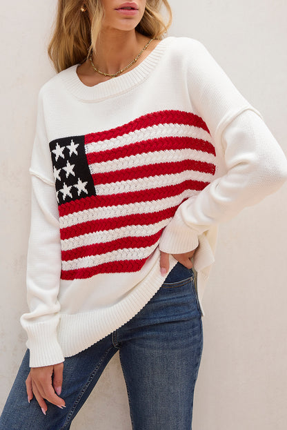 Weißer pullover mit amerikanischer flagge und gestrickten schultern