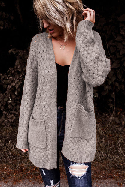 Graue strickjacke mit taschen und offener vorderseite mit gewebter textur