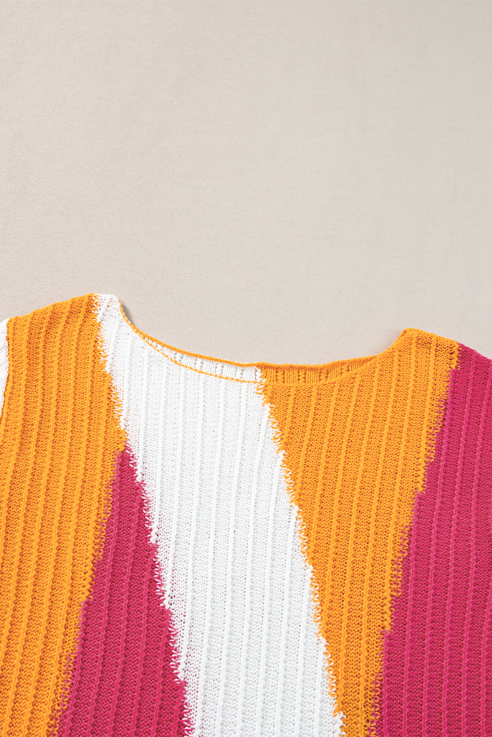 Orangefarbener strukturierter strickpullover mit kurzen ärmeln und farbblockmuster