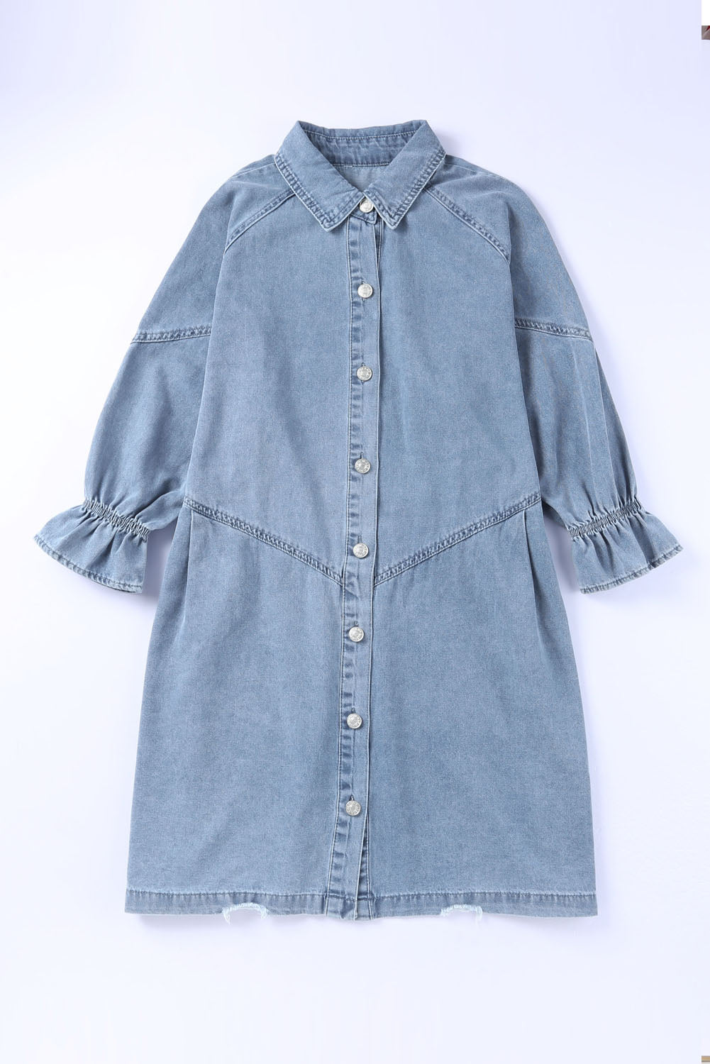 Himmelblaues langärmeliges denim-minikleid mit knöpfen