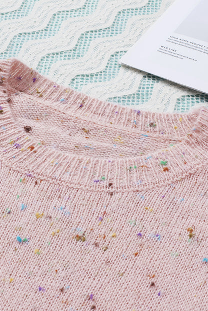 Rosa pullover mit pilling-detail und gemusterten ärmeln