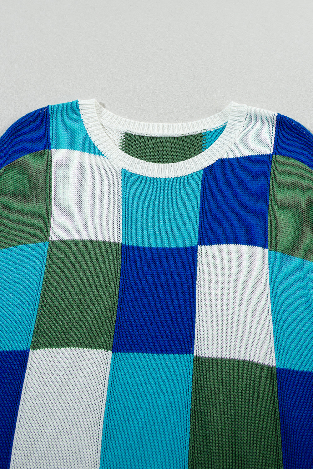 Dunkelblaue pullover mit kapuzenärmeln und farbblock