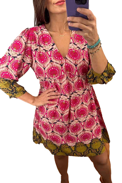 Erdbeerrosa retro bedrucktes kleid mit v-ausschnitt und armspange