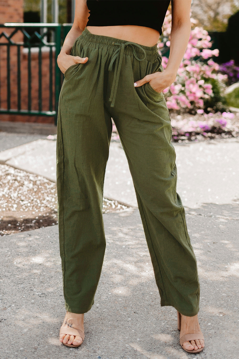 Groene broek met een koord en elastische taille lange, rechte broekpoten