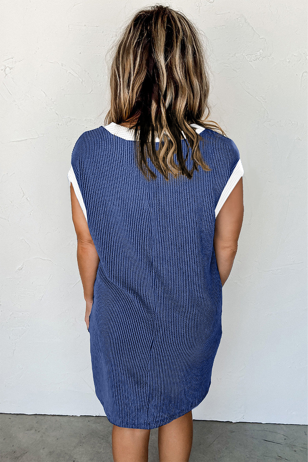 Zeil blauwe t-shirtjurk met gestructureerde rib mouwen