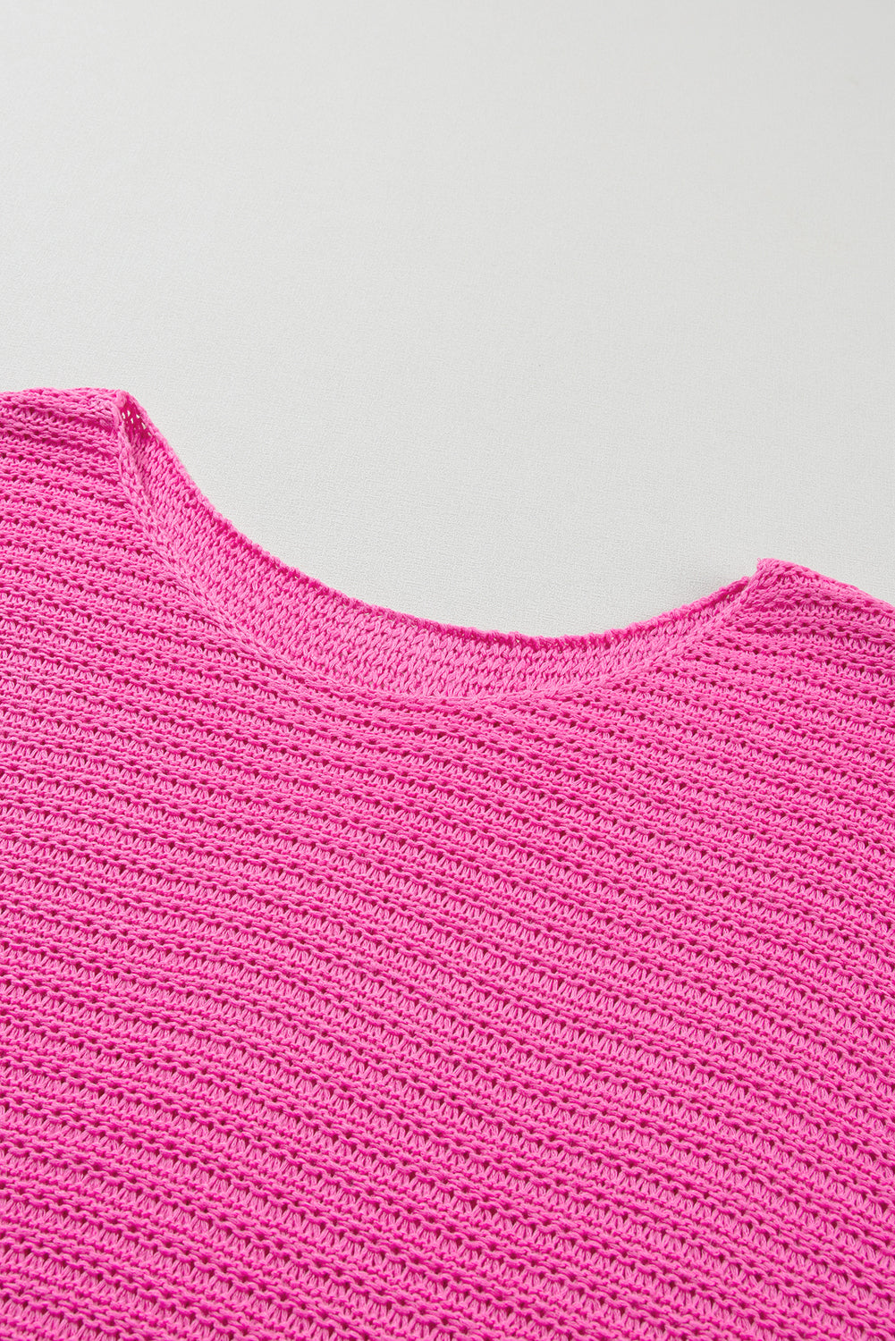 Roze massieve, losse brei -trui met korte Dolman -mouwen