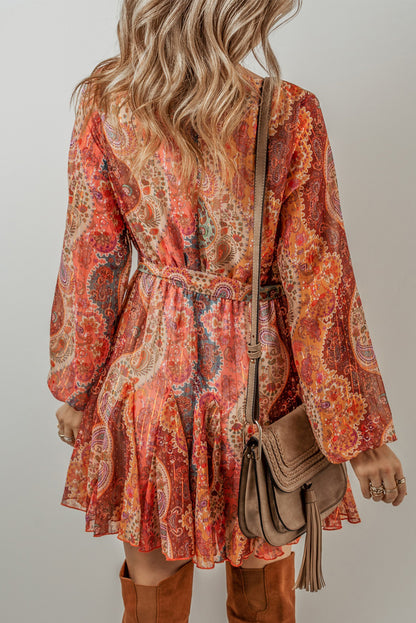 Oranje -gekleurde boho paisley print lang -zleeved mini -jurk met riem en geplooid blind