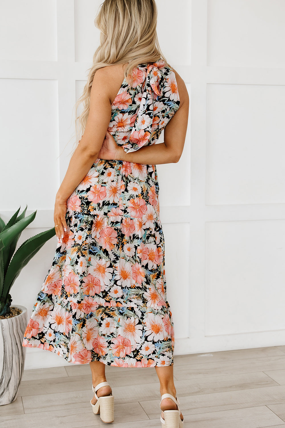 Schwarzes boho-maxikleid mit geknotetem halter und rüschen