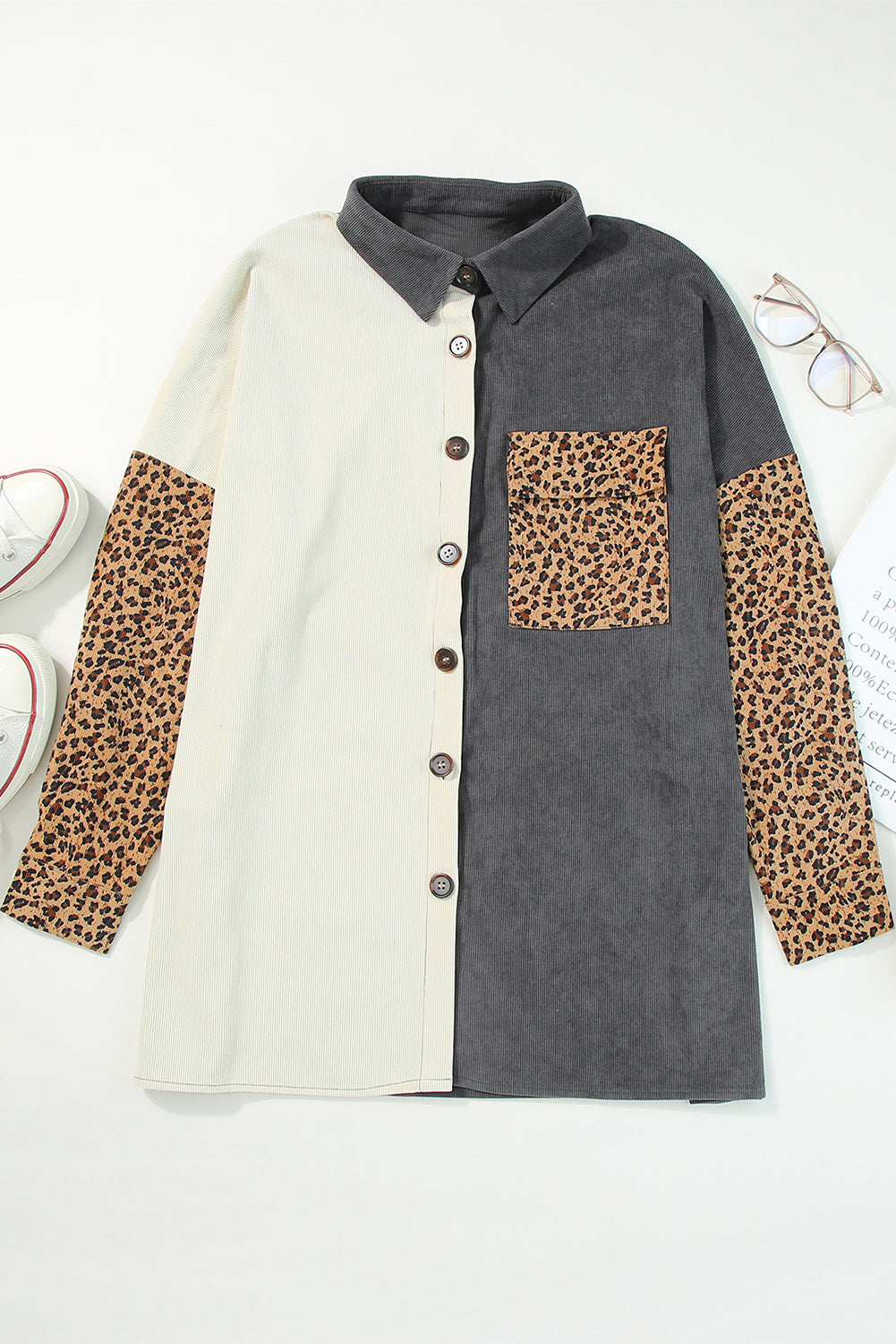 Graue cordjacke mit leopardenmuster und farbblock