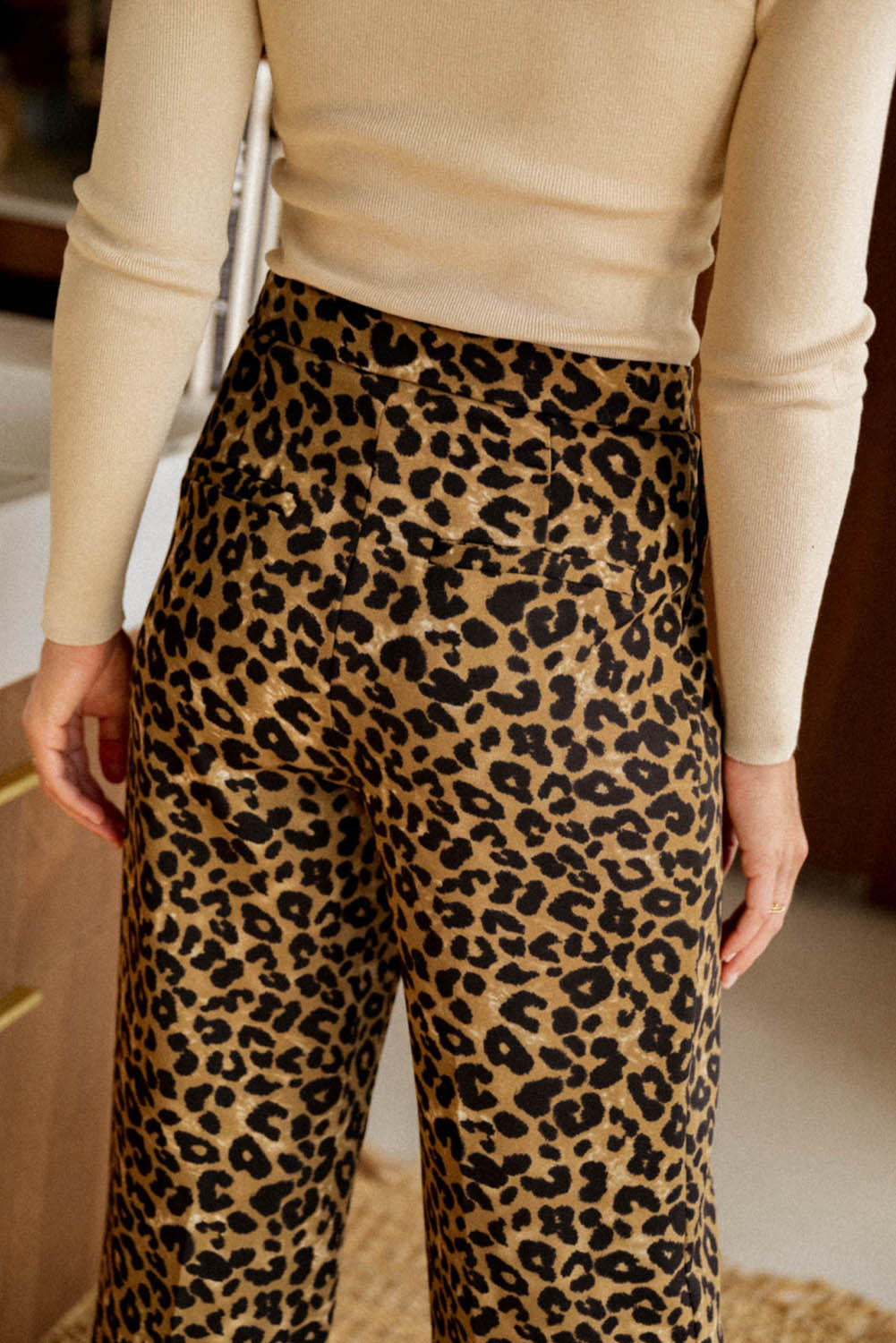 Weite hose mit leoparden-tiermuster