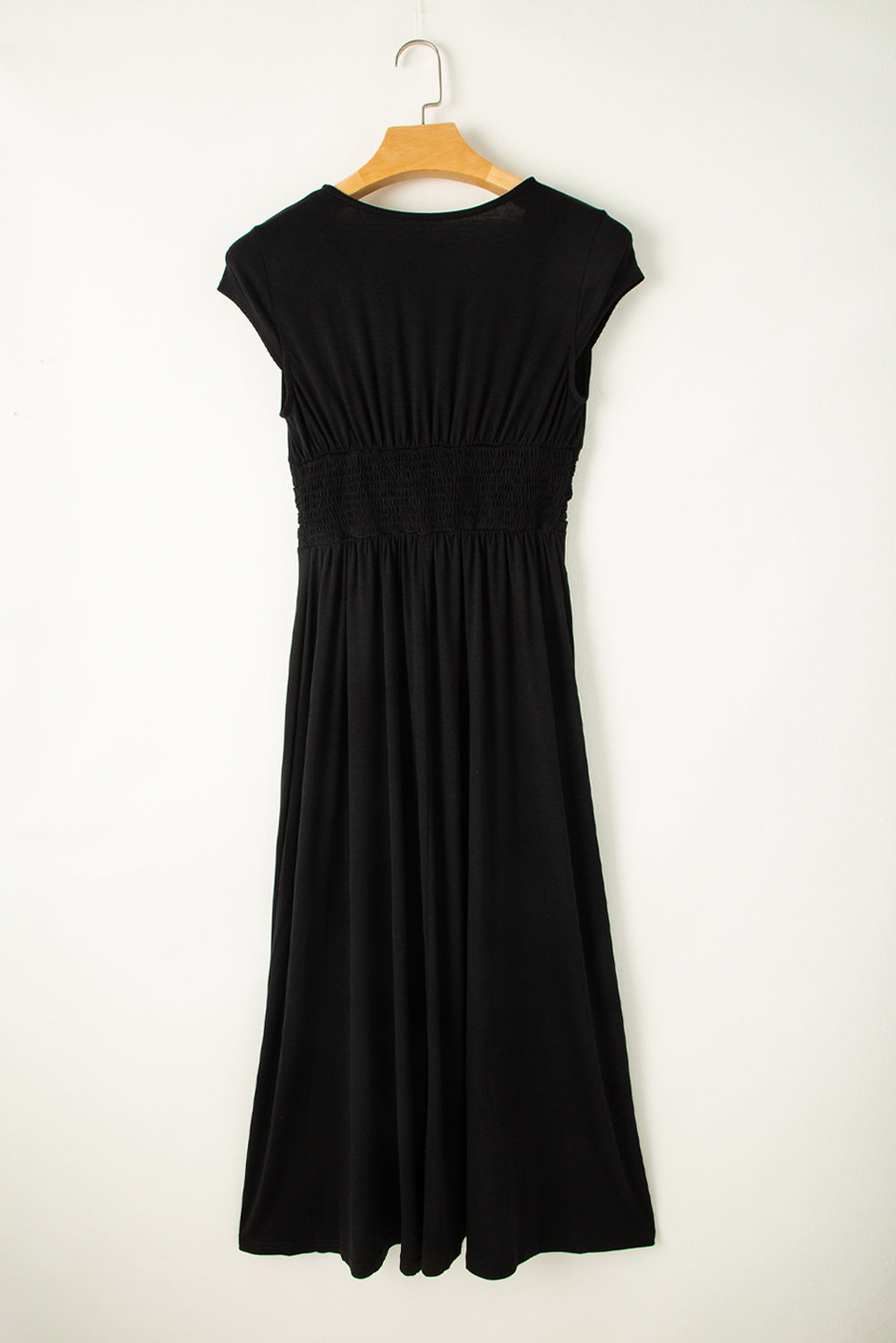 Schwarzes kurzarm-maxikleid mit geraffter taille und v-ausschnitt