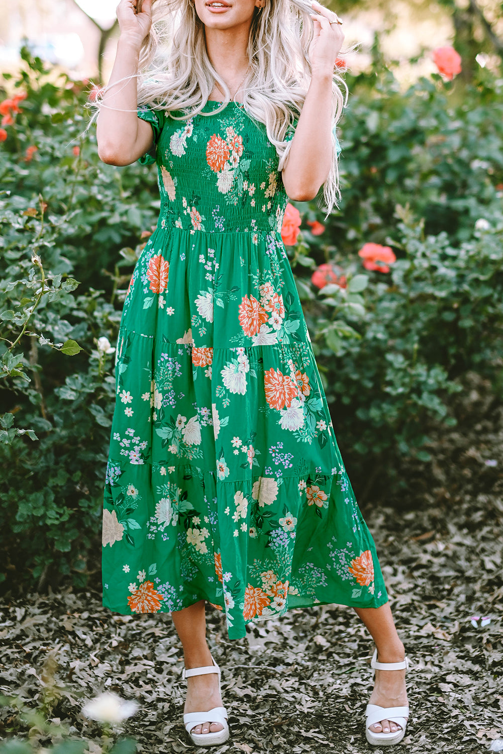 Groene midi -jurk met bloemendruk en stengels mouwen