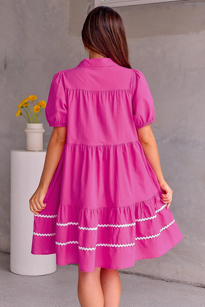 Rosenrotes hemdkleid mit puffärmeln und kontrastierendem ric-rac