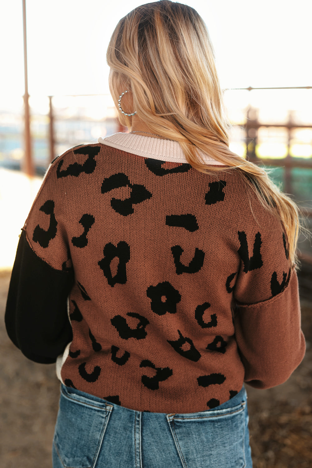 Pullover mit leopardenmuster und farbblockmuster für kaffee