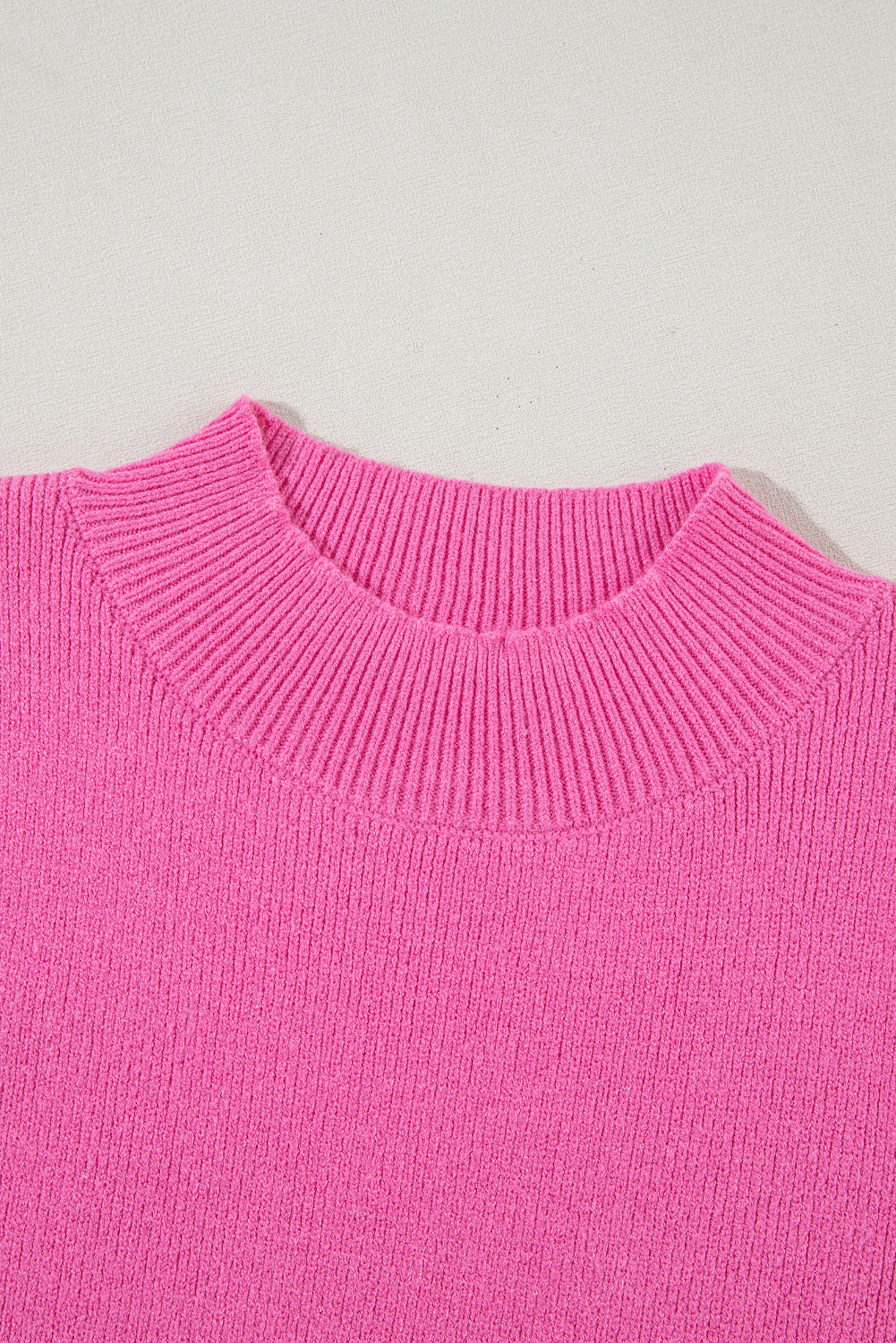 Rosa rippenstrickpullover mit kontrastierenden ärmeln