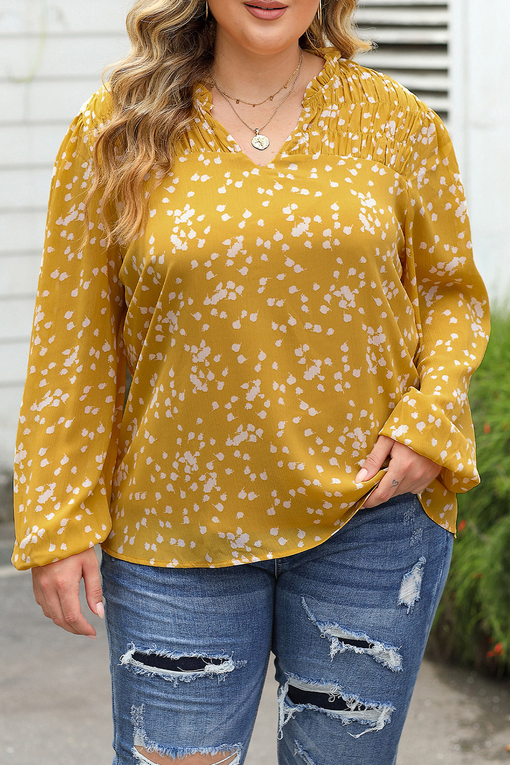 Gelbe plus size bluse mit gerafftem ausschnitt und blumendruck